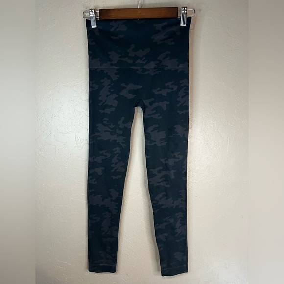 SPANX Look at Me Now Seamless Black Camo Leggings Womens Size Medium - Picture 7 of 7